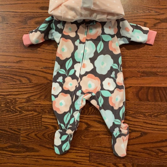 Carter’s NWT - 2 Piece Baby Onesie - Picture 2 of 2